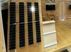 Průhledný fotovoltaický panel vyrábí elektřinu i na zemědělské  půdě